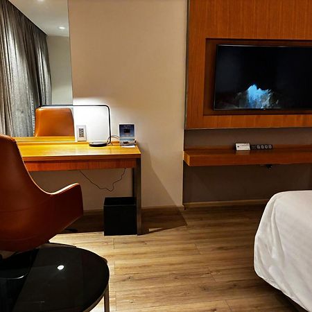 Courtyard By Marriott Nashik Hotell Exteriör bild