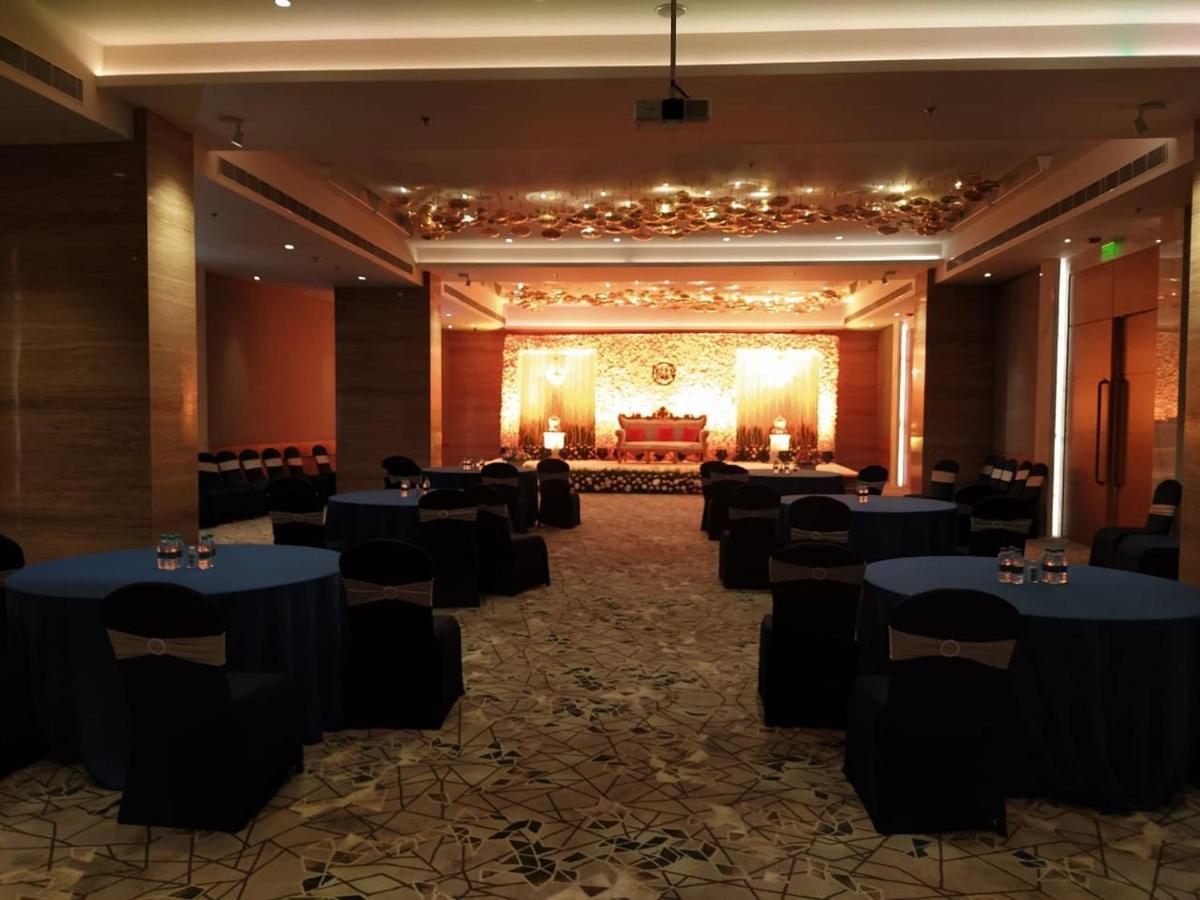 Courtyard By Marriott Nashik Hotell Exteriör bild
