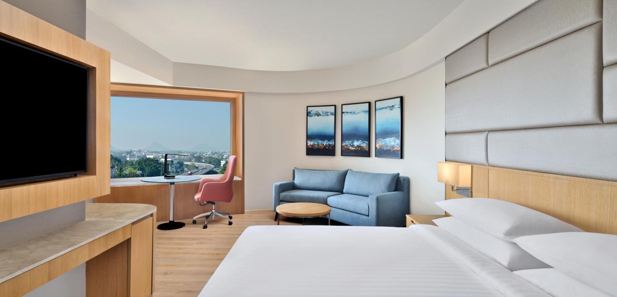 Courtyard By Marriott Nashik Hotell Exteriör bild