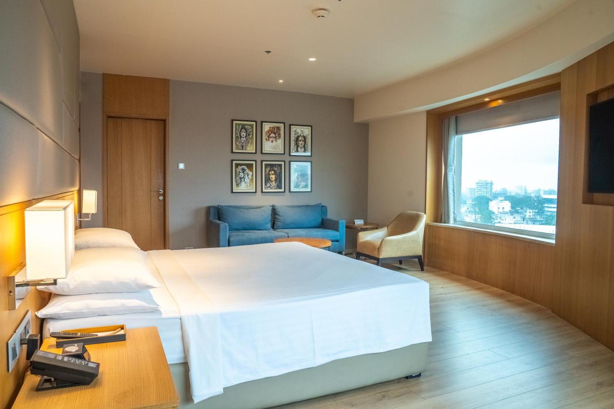 Courtyard By Marriott Nashik Hotell Exteriör bild