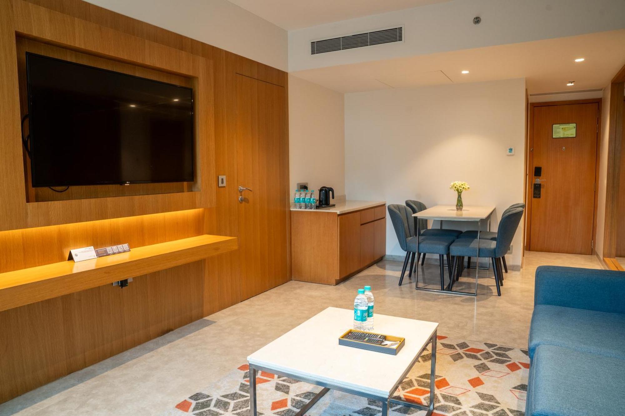 Courtyard By Marriott Nashik Hotell Exteriör bild