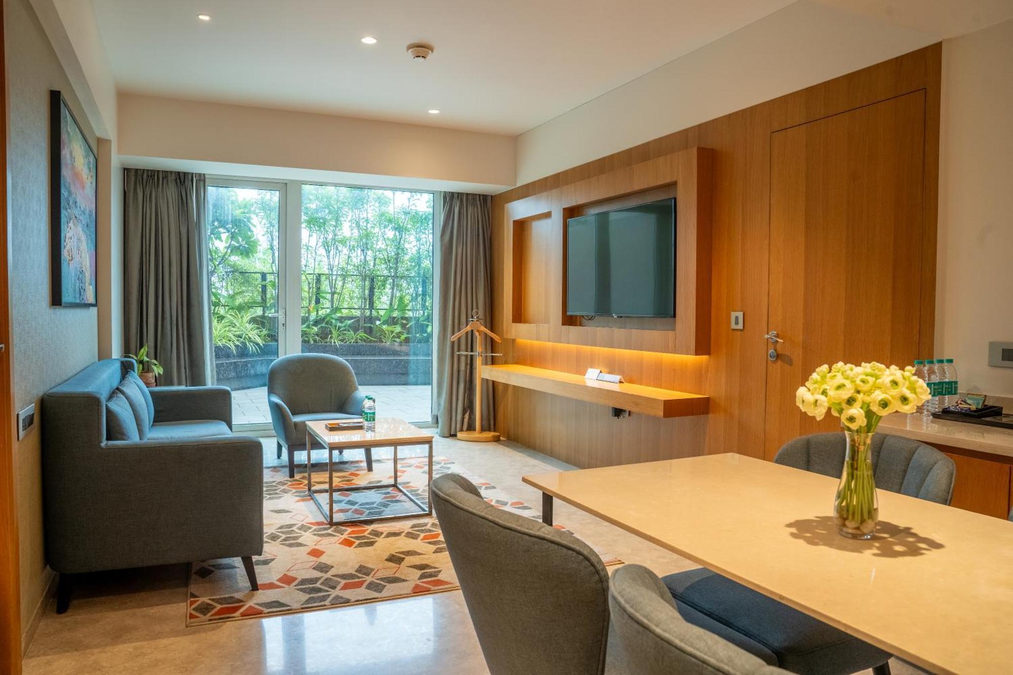 Courtyard By Marriott Nashik Hotell Exteriör bild