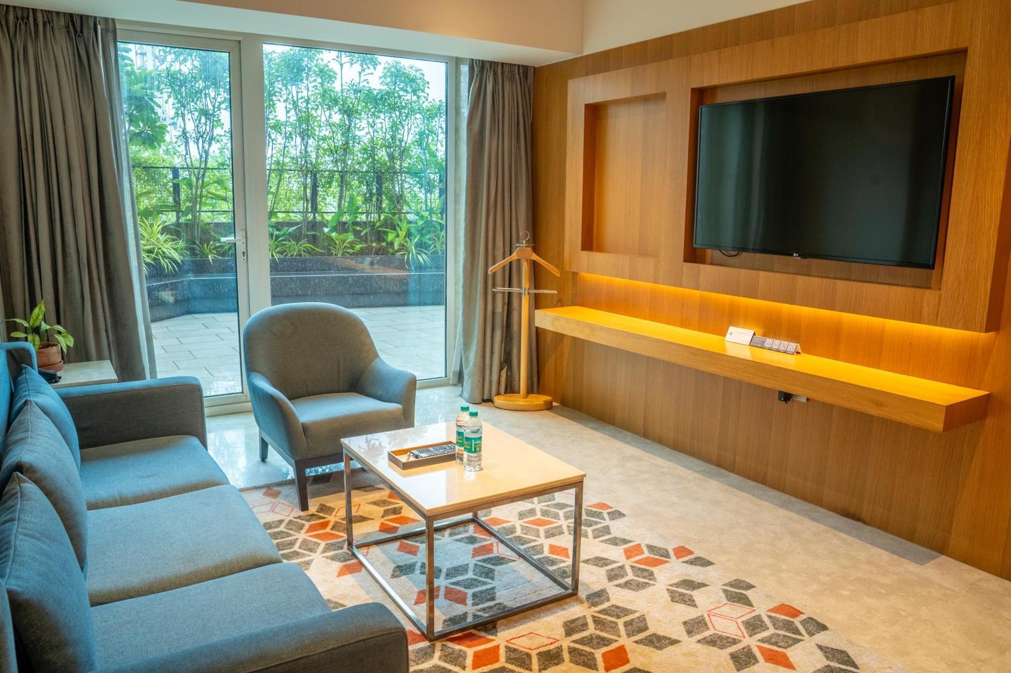 Courtyard By Marriott Nashik Hotell Exteriör bild