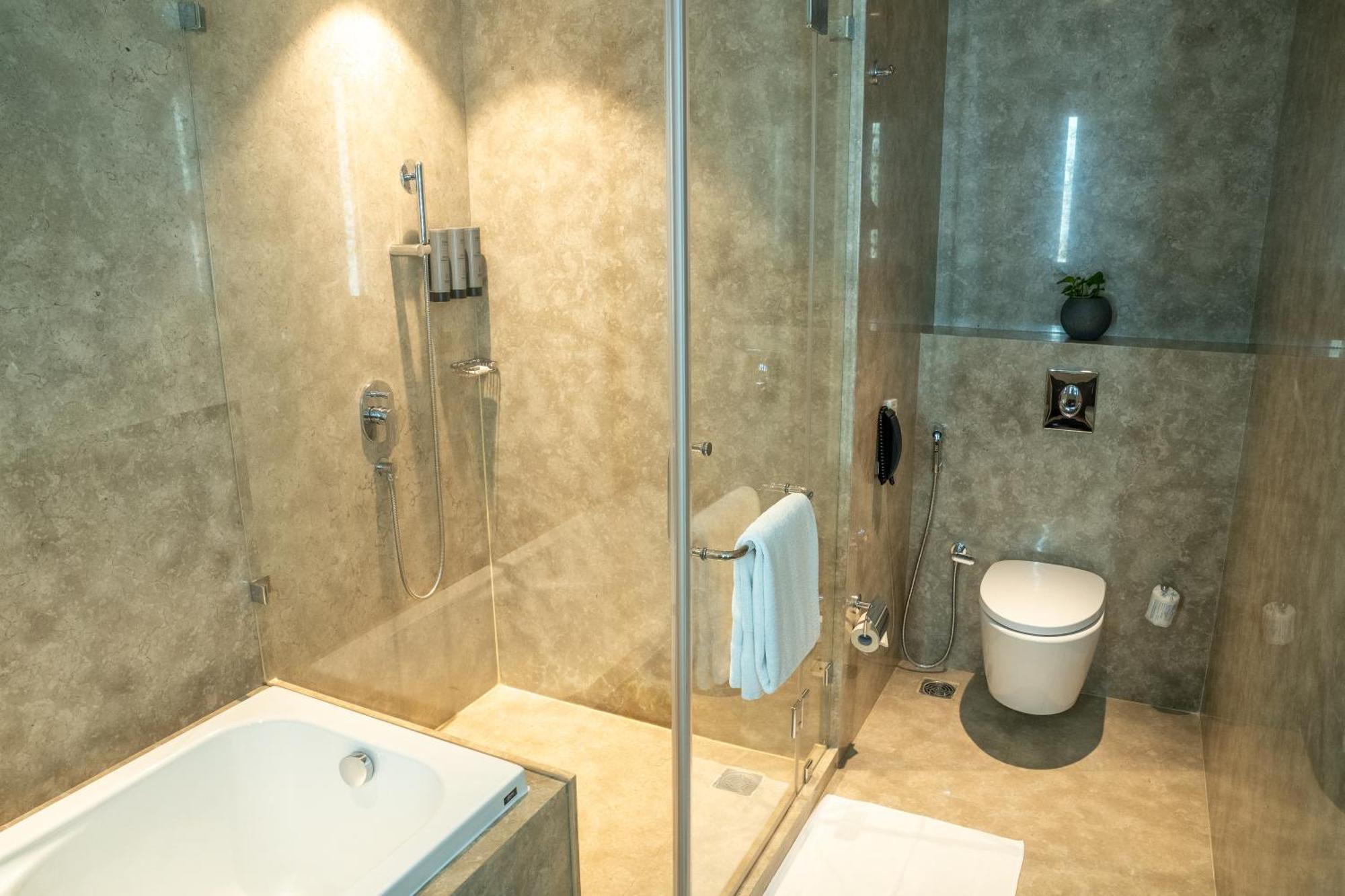 Courtyard By Marriott Nashik Hotell Exteriör bild