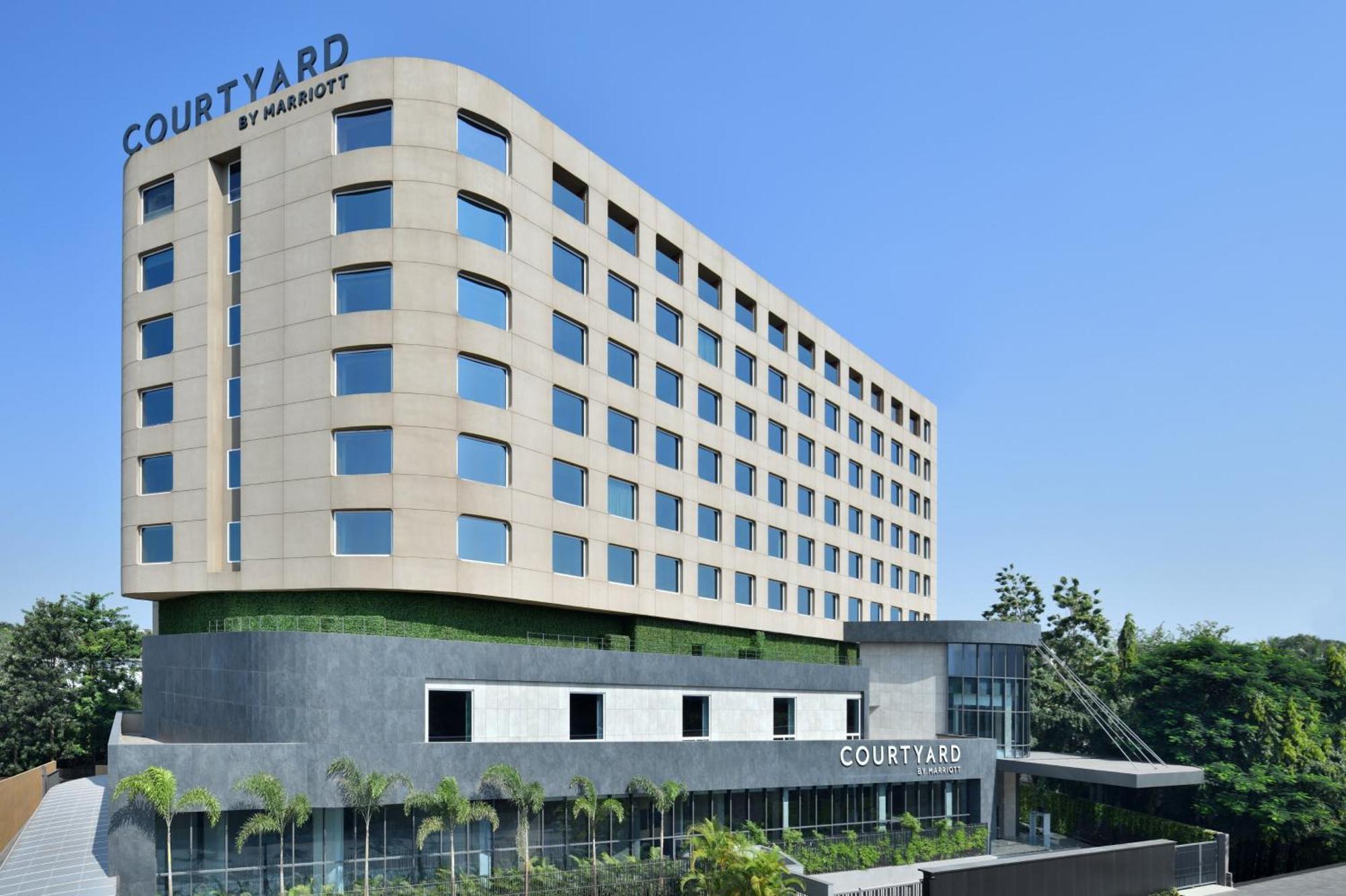 Courtyard By Marriott Nashik Hotell Exteriör bild