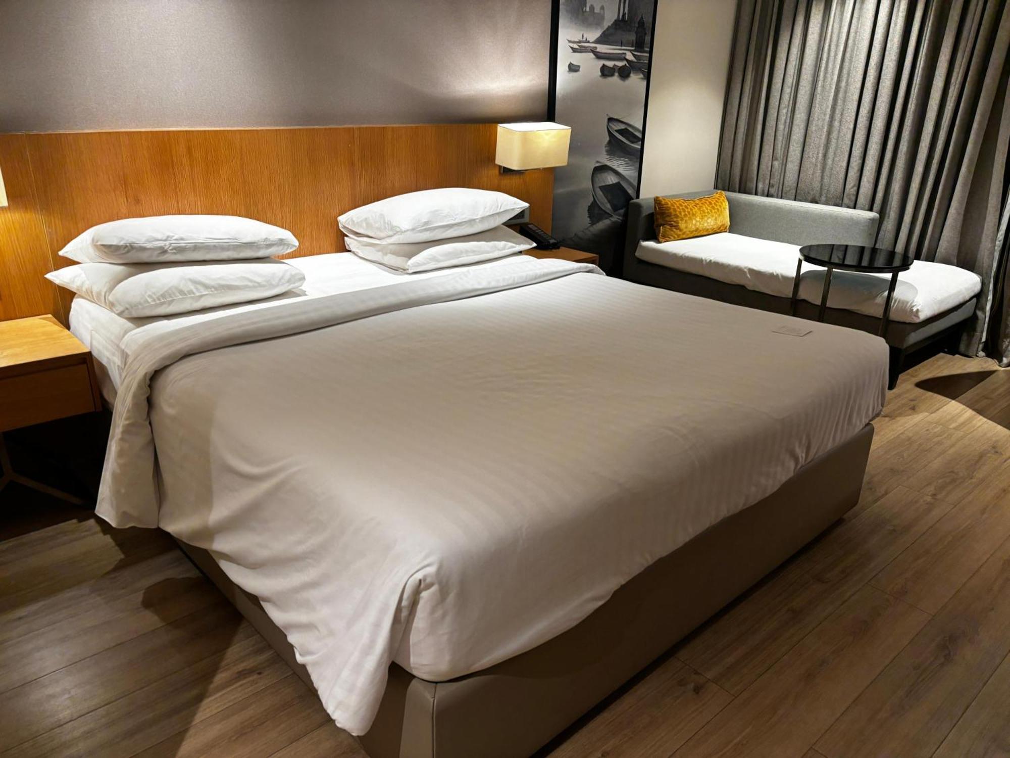 Courtyard By Marriott Nashik Hotell Exteriör bild