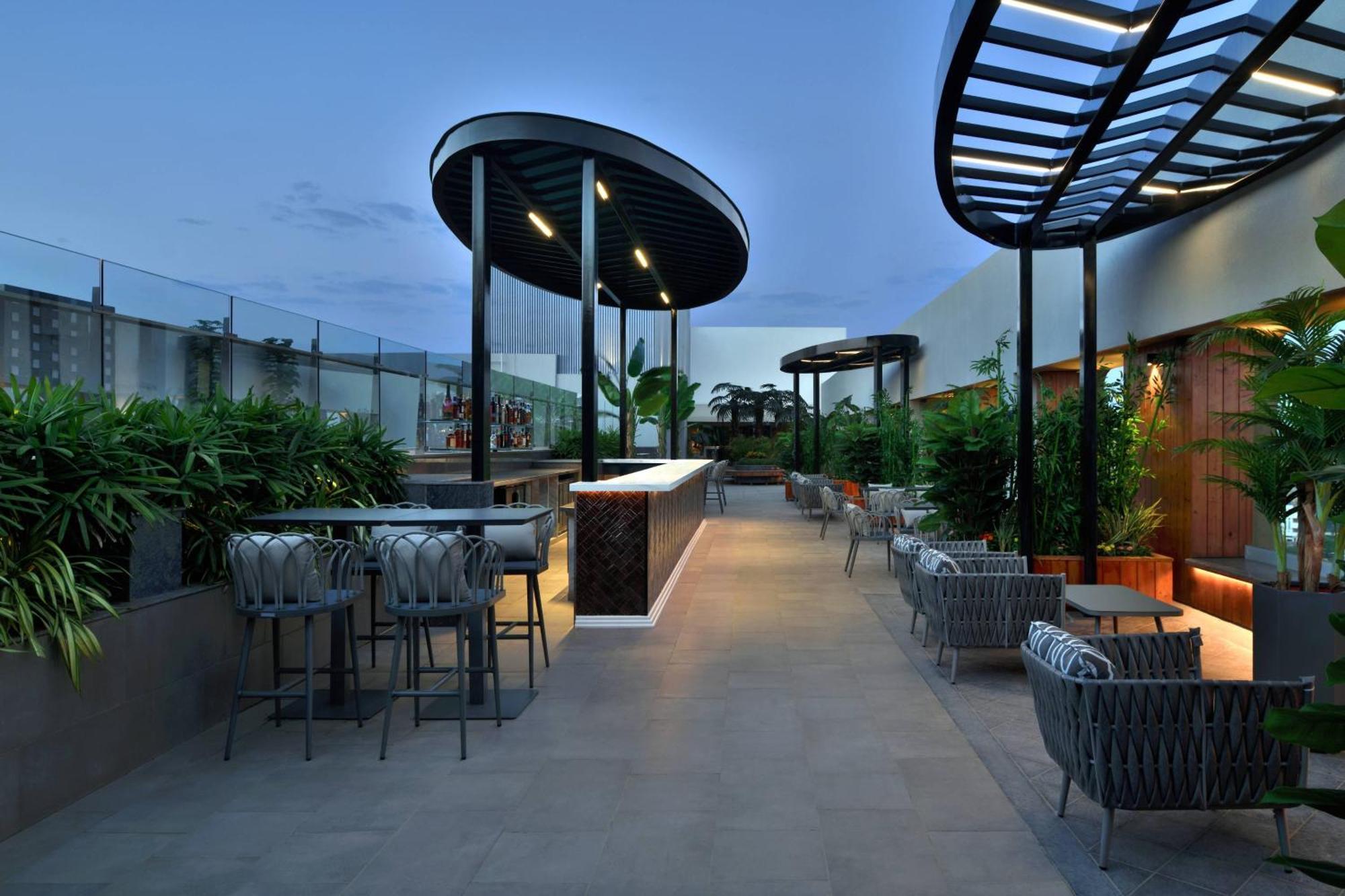 Courtyard By Marriott Nashik Hotell Exteriör bild