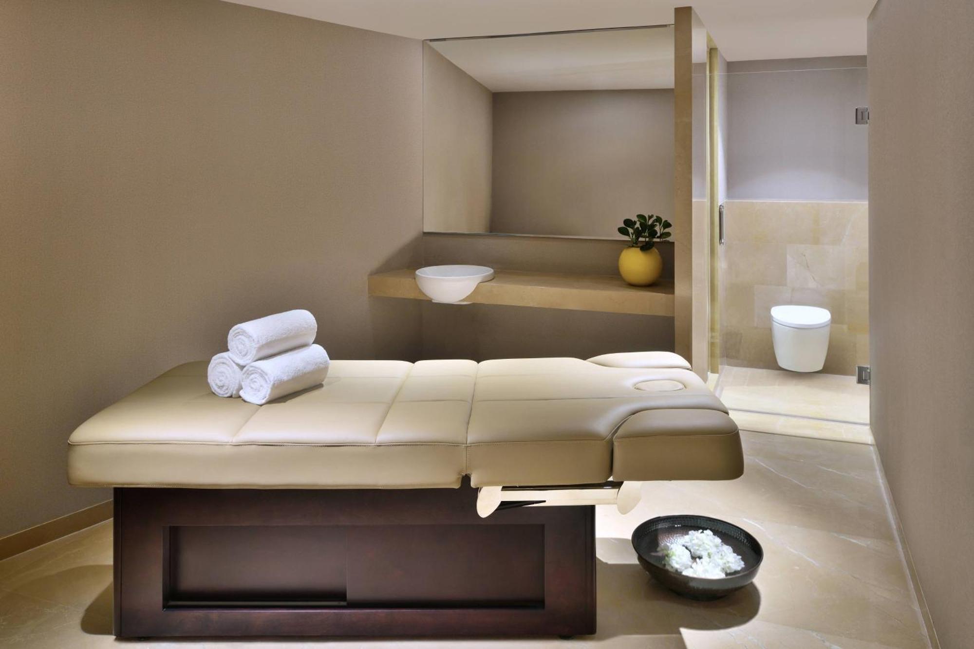 Courtyard By Marriott Nashik Hotell Exteriör bild