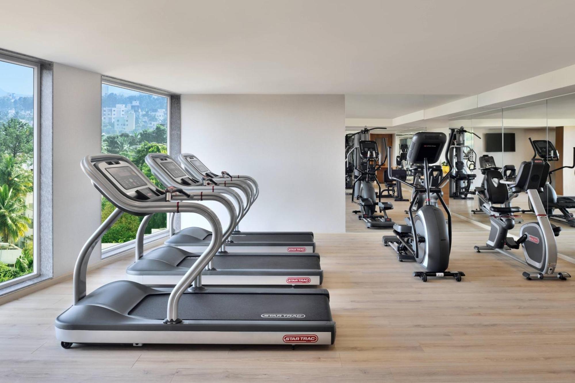 Courtyard By Marriott Nashik Hotell Exteriör bild
