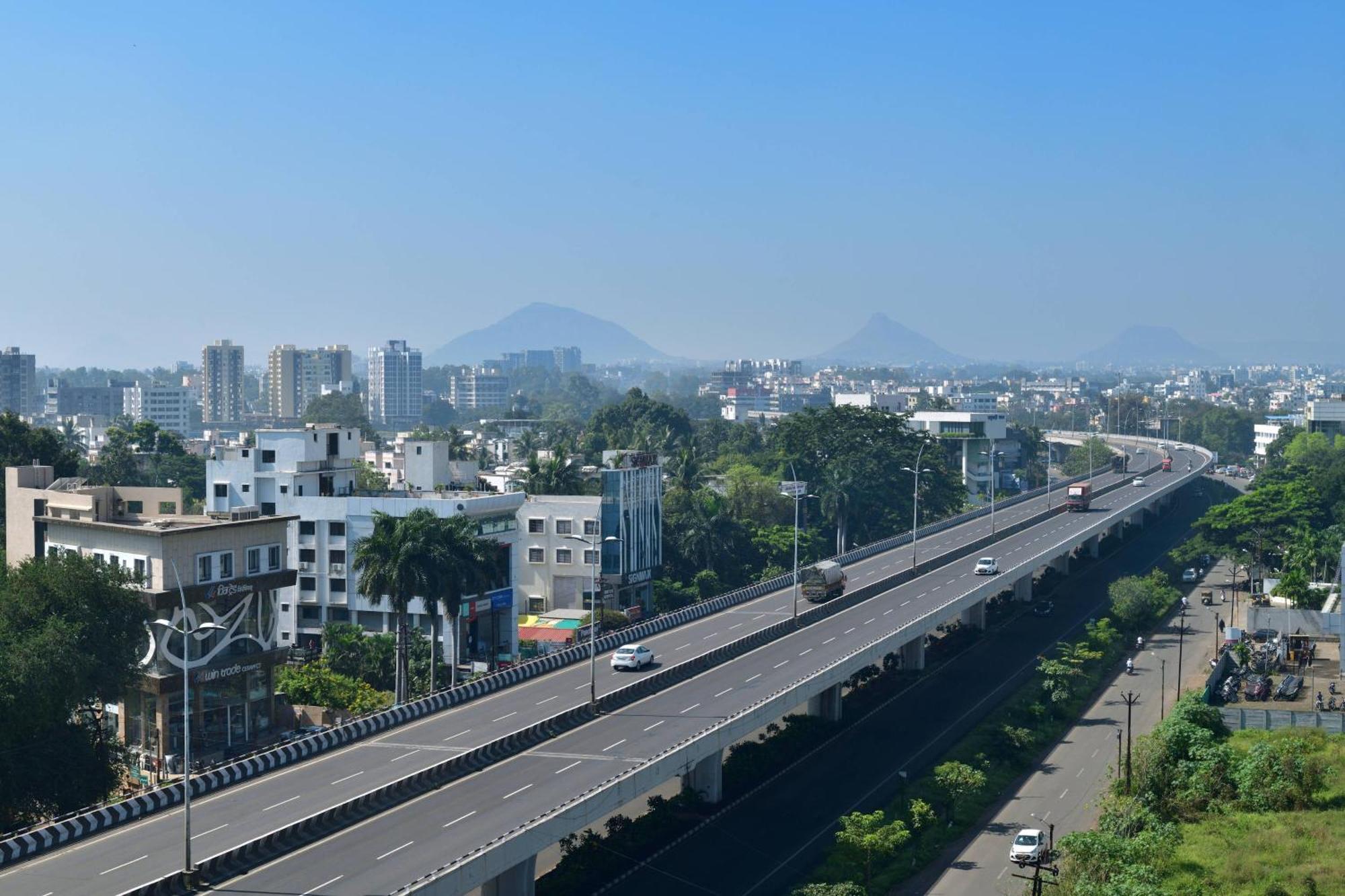 Courtyard By Marriott Nashik Hotell Exteriör bild