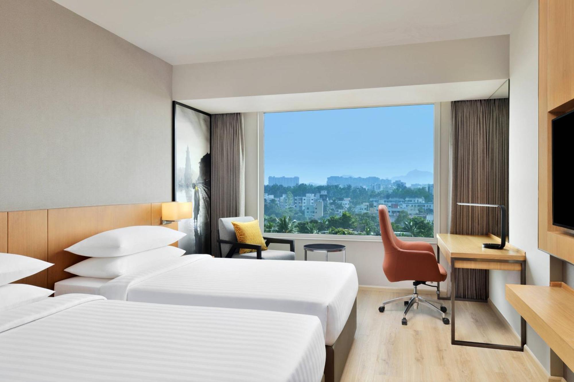 Courtyard By Marriott Nashik Hotell Exteriör bild